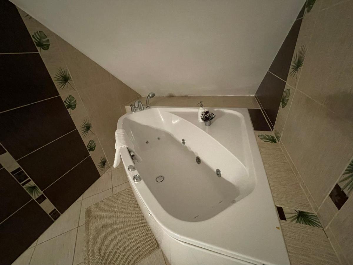 Hotel Tyrol I Restauracja Zycie Gruzji Osielsko Eksteriør billede